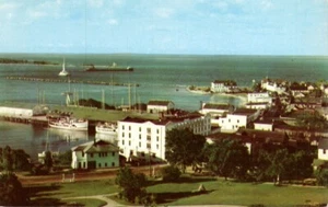 Cartolina-Mackinac Island Harbor da Fort Mackinac, Michigan veduta aerea 2213 - Foto 1 di 2