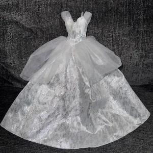 Barbie Signature Doll - Vestito Abito Bianco E Argento - 2021 Buone Feste? - Foto 1 di 6