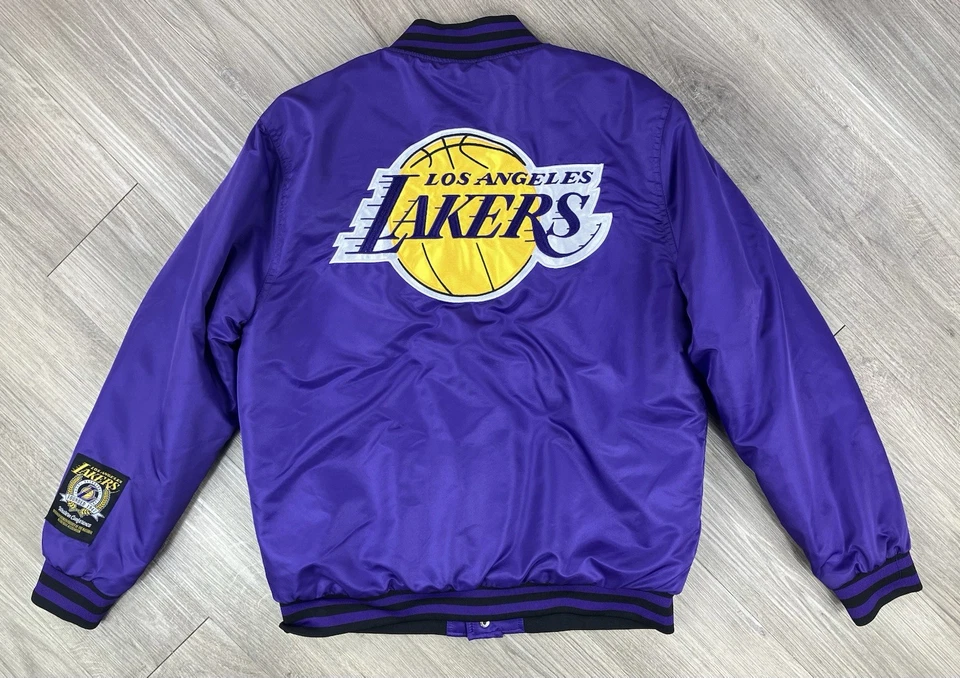Chaqueta de bombardero de satén de Los Angeles Lakers para hombre talla pequeña Foto 1 de 4