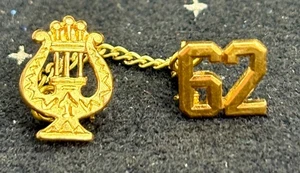 Pin vintage color dorado encadenado club 1962 solapa arpa musical - Imagen 1 de 5