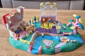 Polly Pocket Magical Moving Pollyville Boutique Village Vintage 1996 Con Figuras - Imagen 1 de 12