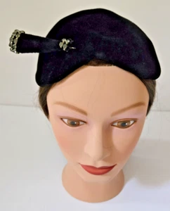 1940'S VINTAGE AURORE VELVET HAT w/ RHINESTONE HAT PIN MADE IN FRANCE BLACK - Picture 1 of 13