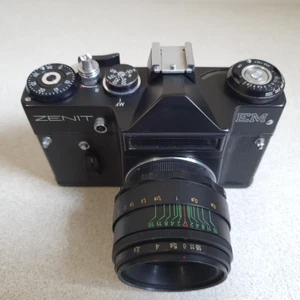 Fotocamera reflex ZENIT EM 35mm con obiettivo Helios 44-2 TESTATA manuale URSS timer vintage - Foto 1 di 13