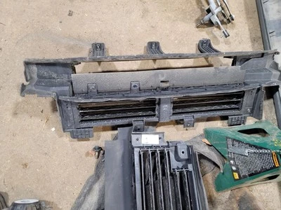 ACADIA    2017 Air Shutter 1914592 - Image 1 of 4