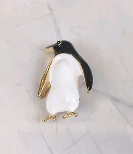 Penguin Brooch Gold Tone 1.5" BNWOT Christmas Gift/Stocking Filler - Picture 1 of 3