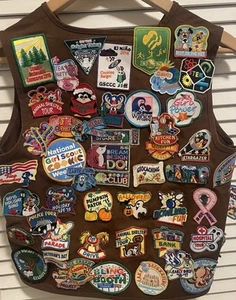 Girl Scouts Brown Vest With Patches & Pins Size M - Picture 1 of 13