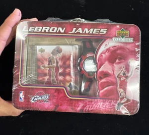 Lata y reloj coleccionables LeBron James 2005 Upper Deck con juego de 15 cartas - ¡SELLADO!! - Imagen 1 de 4