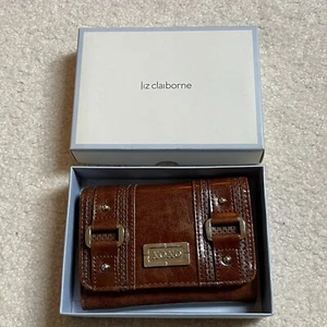 Liz Claiborne, Geldbörse, hellbraunes Leder silberne Akzente XOXO, noch im Karton - Bild 1 von 12