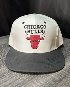 Cappello snapback vintage anni 90 Chicago Bulls logo NBA 7 cappello raro nuovo con etichette  - Foto 1 di 14