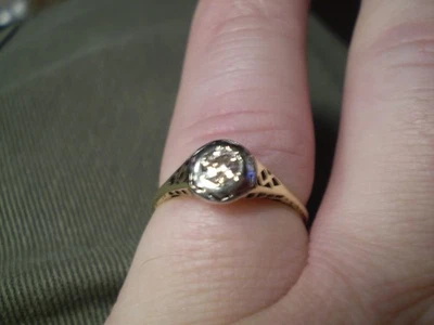 Винтажное антикварное женское кольцо из желтого золота 10 карат с одним бриллиантом 1,3 грамма - Изображение 1 из 4