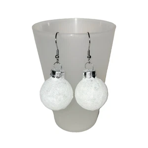 Weiße Glitzer Schneekugel Glaskugel Weihnachtsschmuck Urlaub Ohrringe 2" - Bild 1 von 2