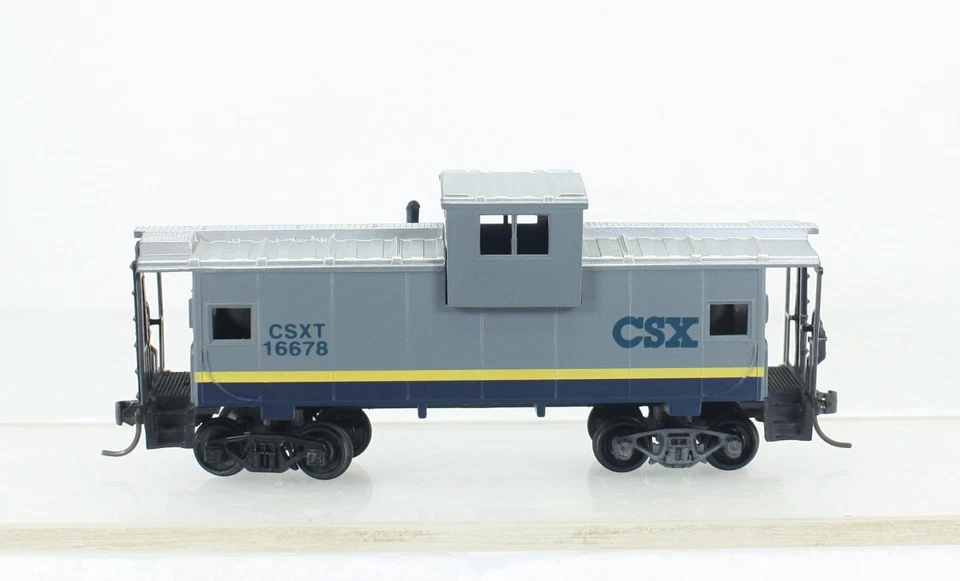 HO Scale Walthers 931-505 CSX Extended Vision Caboose - Image 1 of 4