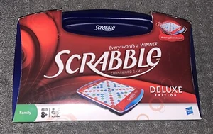 Scrabble Brett Kreuzworträtsel Spiel - Deluxe Edition mit Hülle Easy Carry Hasbro Neu - Bild 1 von 4