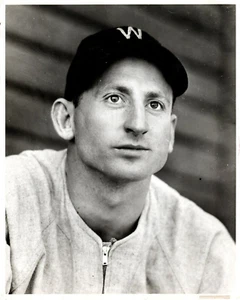ORIGINAL UPI PRESS PHOTO of 1940s WASHINGTON SENATORS PITCHER - RAY SCARBOROUGH - Picture 1 of 2
