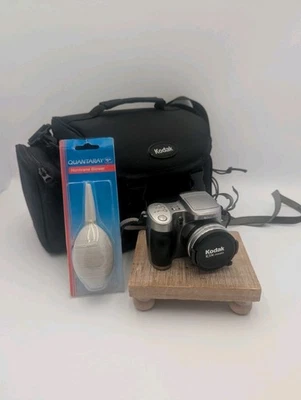 Kodak EasyShare Z740 5.0MP Digital Camera Silver Tested Camera Bag, Bulb Duster - Image 1 of 4