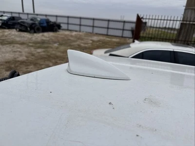 Chevrolet Blazer 2019-2025 antena de radio montada en el techo aleta de tiburón blanco OEM Foto 1 de 4
