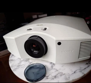 Sony VPLHW50ES schwarz SXRD - Heimkino-Projektor mit 3D-Brille - Bild 1 von 4