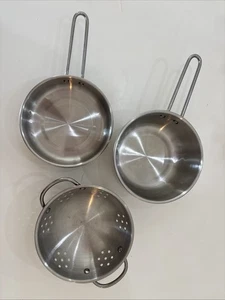 Melissa and Doug Ollas de Juguete Sartenes Utensilios de Cocina de Acero Inoxidable Juego de 5 Piezas Jugar Fingir - Imagen 1 de 2