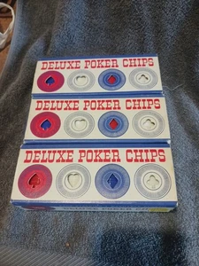 3 - Schachteln mit 100 Vintage Deluxe Kunststoff rot weiß blau Pokerchips / Made in USA - Bild 1 von 2