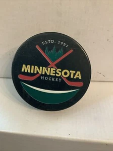 Gebrauchter 1997 Minnesota Hockey Puck Flaschenöffner #2500 - Bild 1 von 2