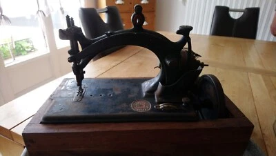 Très ancienne machine à coudre HURTU - Photo 1/4