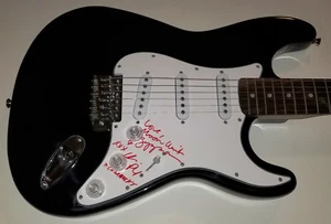 MOON UNIT ZAPPA & RAIN PHOENIX persönlich signierte E-Gitarre Launch links mit Coa - Bild 1 von 2