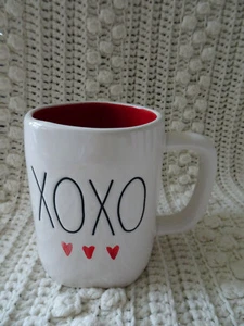 Taza de té de café Rae Dunn Día de San Valentín XOXO & HEARTS (Interior rojo) NUEVA - Imagen 1 de 1