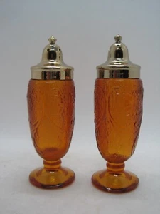 Tiara Indiana Glass Amber Sandwich Salt & Pepper Shaker Set Gold Plastic Tops - Picture 1 of 5