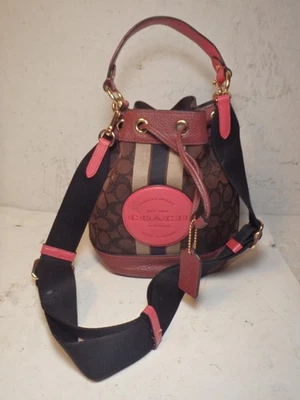 Розовая сумка-ведро Coach Mini Dempsey фирменная жаккардовая полоса и нашивка - Изображение 1 из 4