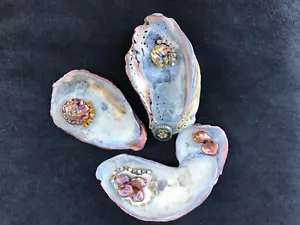 Austernschalen (3) verziert mit Vintage Knöpfen, Strass & Keishi Perlen - Bild 1 von 5