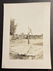 Ciudad Pump Ojo Caliente Nuevo México 3"" x 4"" foto en blanco y negro - Imagen 1 de 2