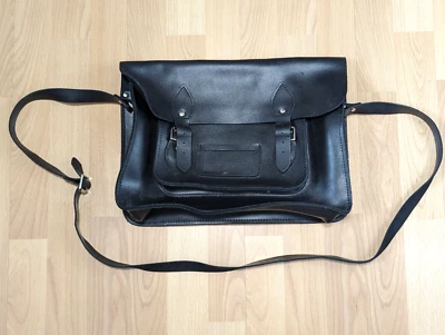 Bolso escolar de cuero negro usado mensajero con correa de hombro ajustable, dos bolsillos Foto 1 de 4