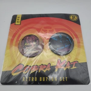 Cobra Kai Retro Set di bottoni Lootcrate 2022 - Foto 1 di 14