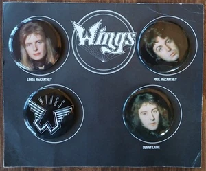 Juego de 4 pin-backs 1978 Paul McCartney & Wings 2 1/4", en tarjeta de exhibición original - Imagen 1 de 4