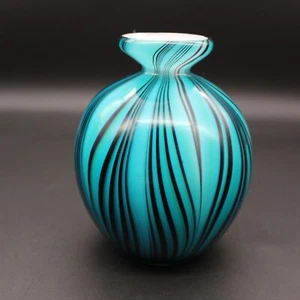 Vaso vintage in vetro soffiato a mano blu e nero design piuma tirata 5" - Foto 1 di 10
