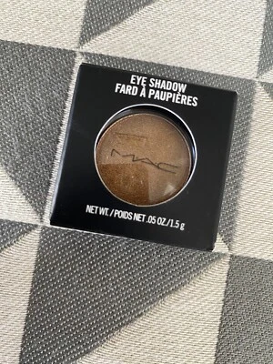 ⭐GENUINE & NEW⭐MAC EYESHADOW 1.5G⭐AMBER LIGHTS FROST⭐Gold⭐ - Image 1 of 3