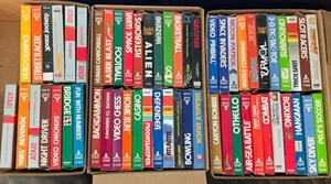 Cartuchos de juego vintage Atari 2600 multifuncionando con fundas y la mayoría con manual - Imagen 1 de 115