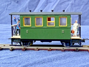 EGGER-BAHN Personenwagen grün, Figuren auf  Plattformen, kleiner Defekt, in OVP - Bild 1 von 5