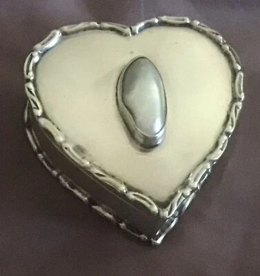 Caja corazón inglesa de plata de ley con perla barroca Chester 1905 Foto 1 de 4
