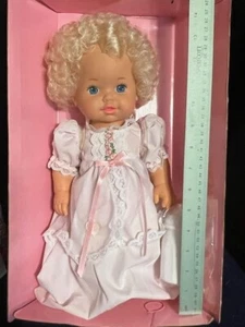 RIDOTTO--Vintage 1988 Baby Tender Love nuovo con scatola Mattel abito bianco biondo capelli ricci - Foto 1 di 17