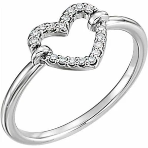 Anillo con corazón de diamantes en oro blanco de 14 quilates (0,08 quilates) tw.) - Imagen 1 de 2