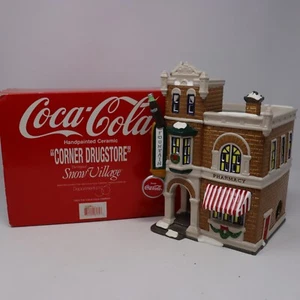 1995 D56 Snow Village Coca Cola Corner Drogerie Top Zustand mit Box + Licht - Bild 1 von 7