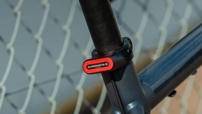 Abrazadera de tija de sillín Supernova TL3 Mini 12V -27,2 mm, negra Foto 1 de 2