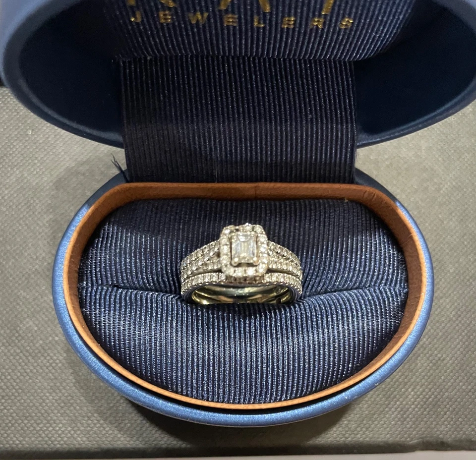 Anillo de compromiso de diamantes Leo para mujer con dos alianzas de boda soldadas talla 7,5 Foto 1 de 4
