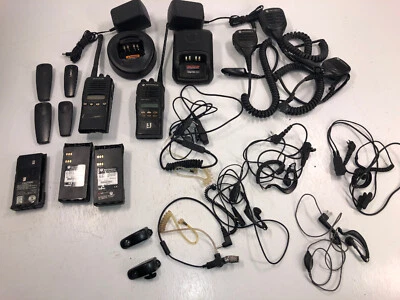 Lote de 2 rádios 3 baterias 2 carregadores e vários acessórios Kenwood Motorola - Imagem 1 de 4