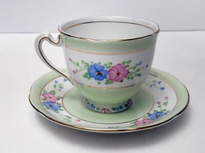 Taza de té y platillo Royal Standard Fine Bone China - patrón floral pintado a mano - Imagen 1 de 8
