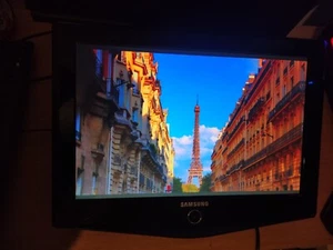 HD Samsung TV / Monitor - 19inch - Picture 1 of 8