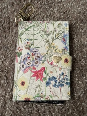 Portatarjetas billetera floral Betsy Johnson para mujer 3x5 con llavero Foto 1 de 4