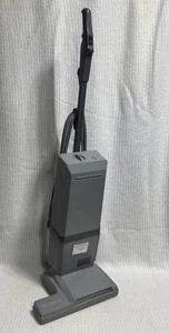 Aspiradora vertical comercial Electrolux Epic Series 3500 SR en funcionamiento - Imagen 1 de 9