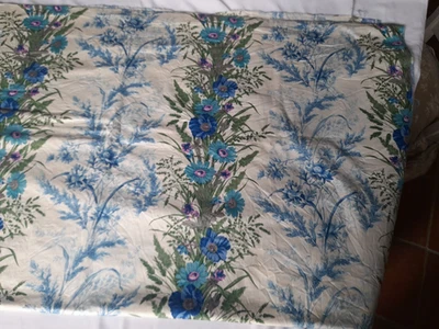 Tissu bleu fleuri, ancien, fond blanc cassé, 3 coupons - Photo 1/2